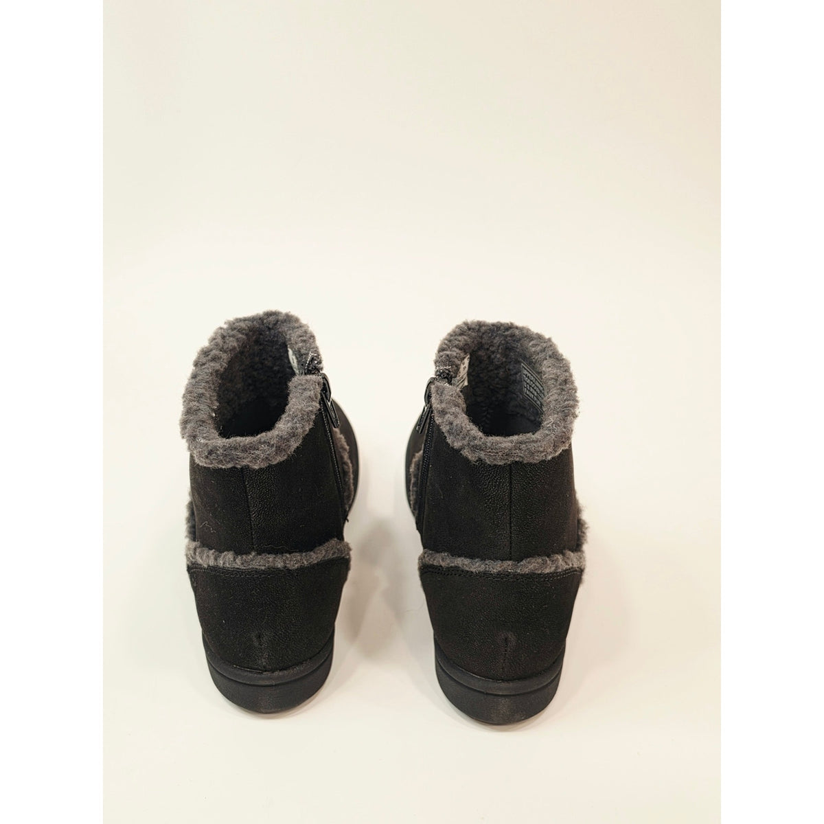 Clarks Cloudsteppers ankle boots with gray faux-fur In Black