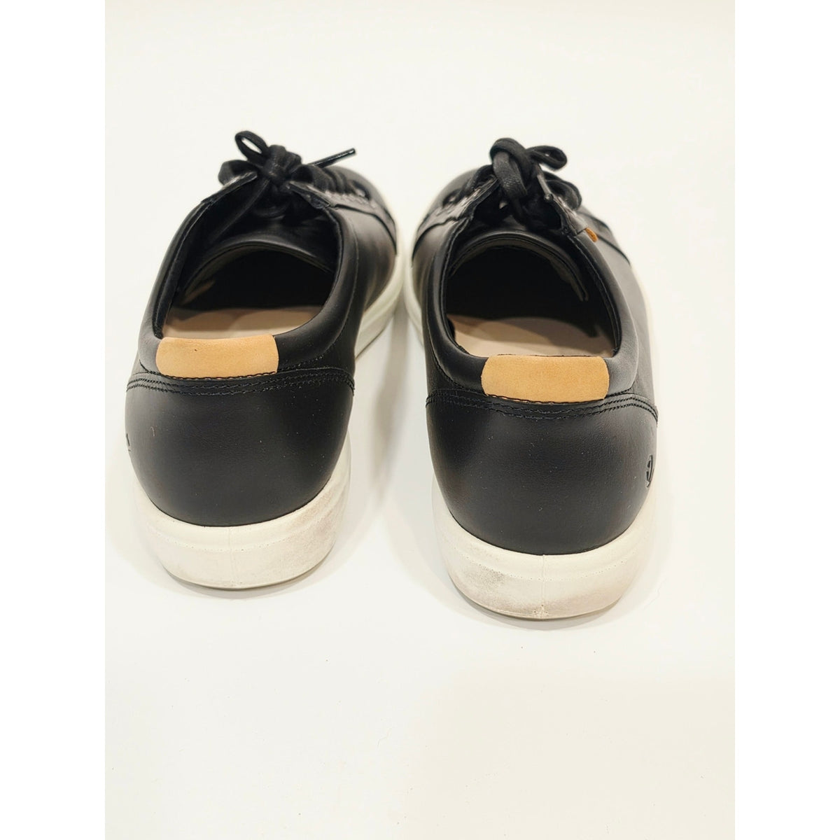 Ecco Soft 7 Black Leather Sneakers Tab