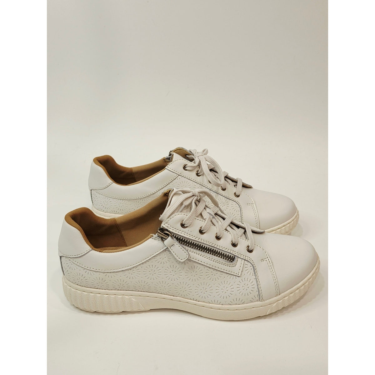 Clarks Women's Caroline Ella Sneakers in White Leather. Wide Size.
