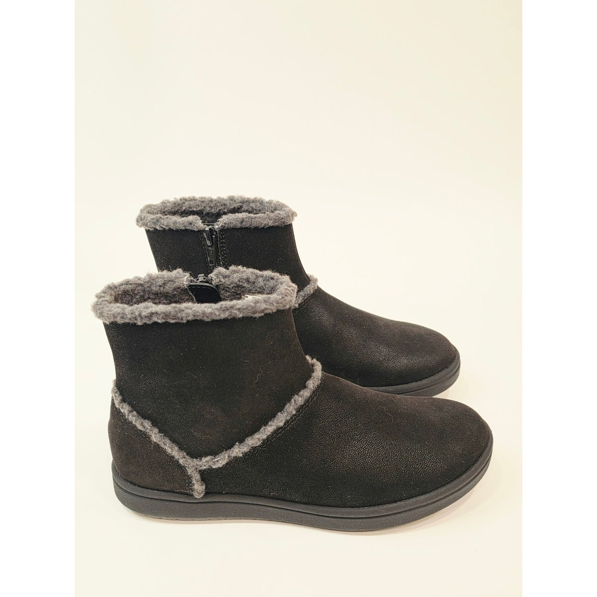 Clarks Cloudsteppers ankle boots with gray faux-fur In Black
