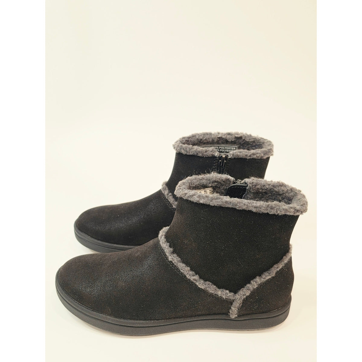 Clarks Cloudsteppers ankle boots with gray faux-fur In Black
