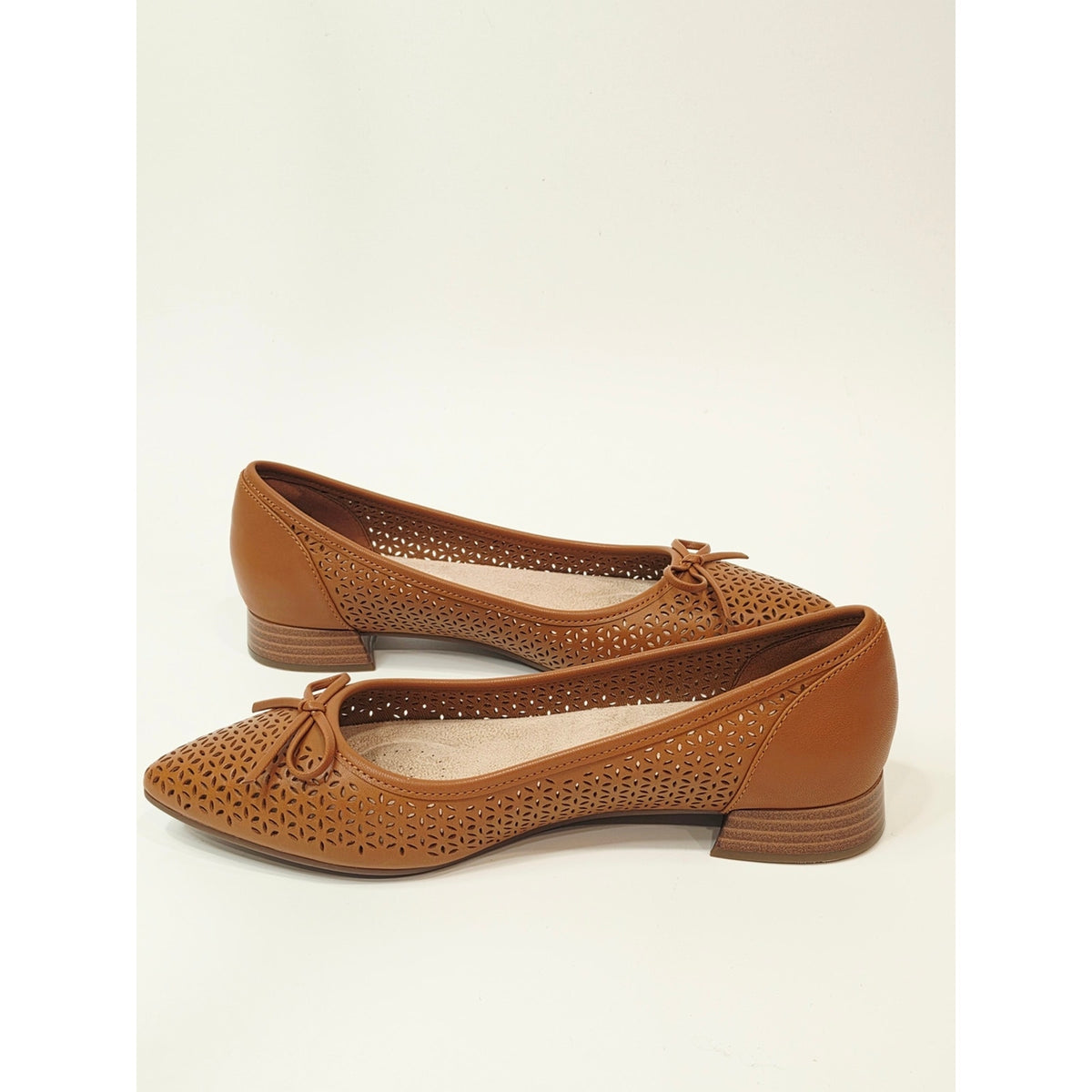 Clarks Collection Natalyn Step Tan Perforated Leather Ballet Flats Size 8 Wide